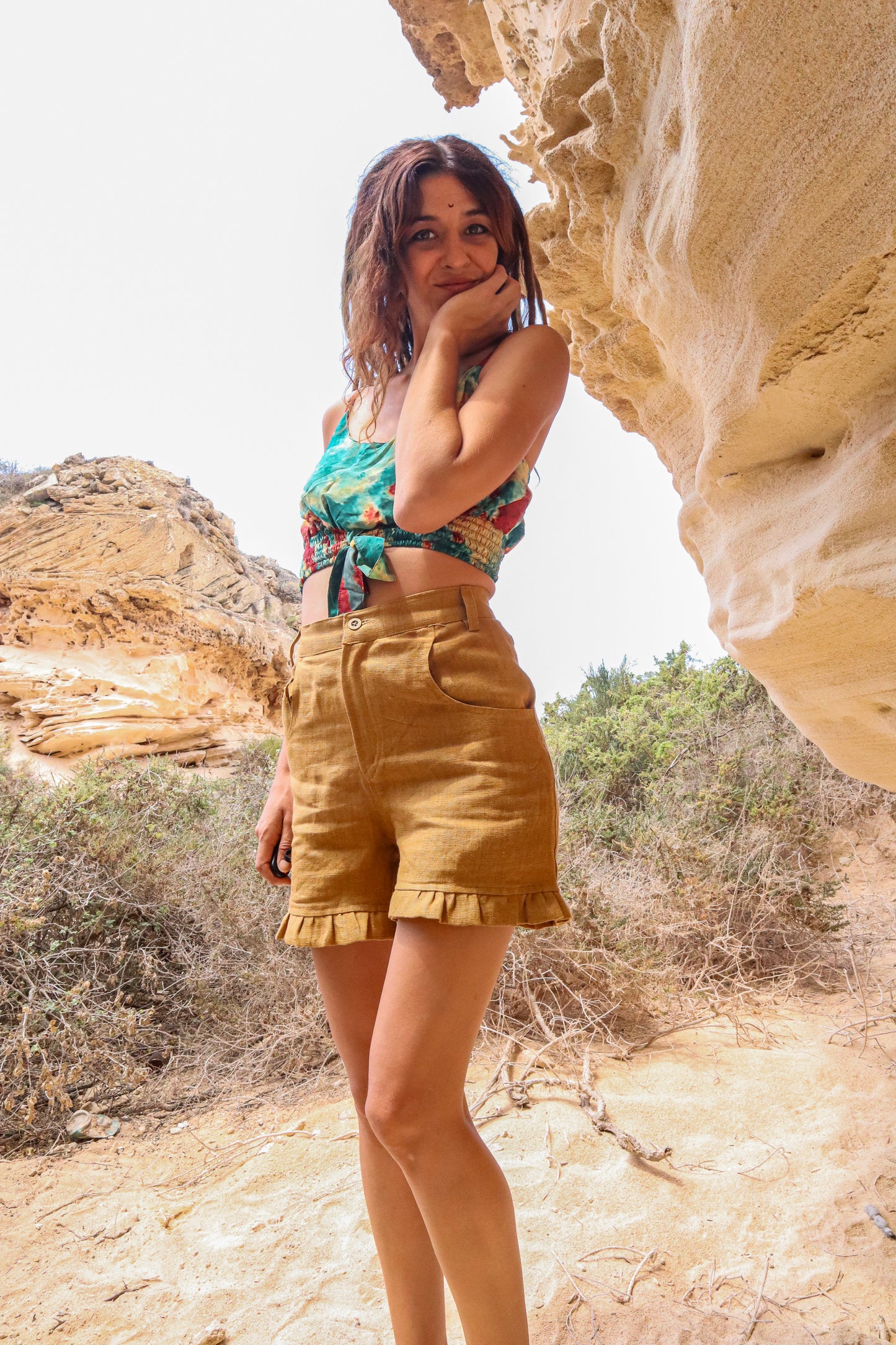 Pantalón Vikesh Camel corto lino