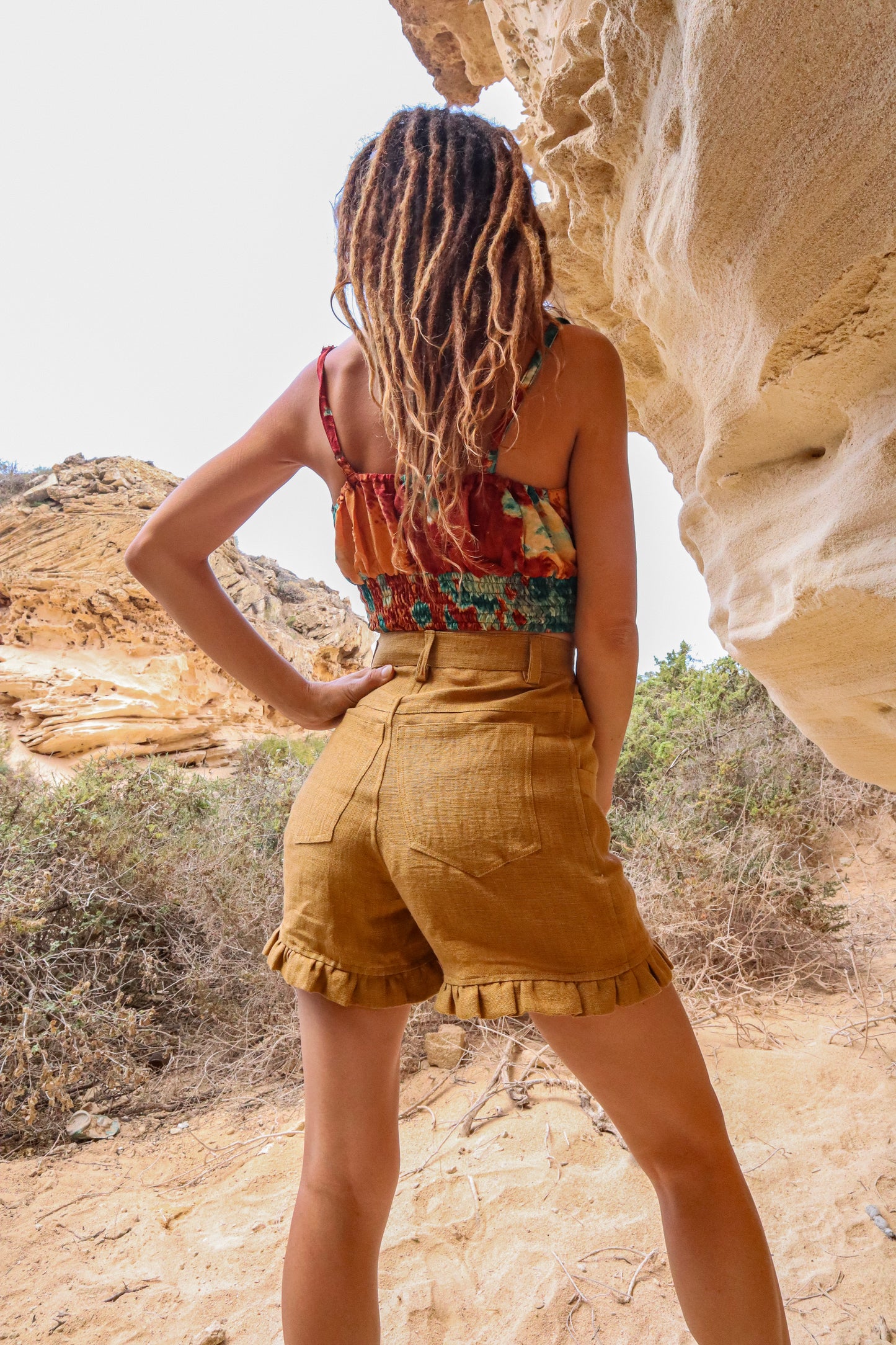 Pantalón Vikesh Camel corto lino